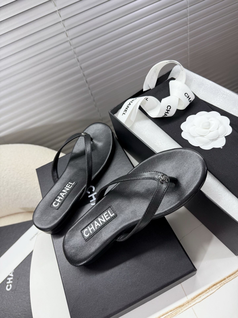 Ch**el slippers